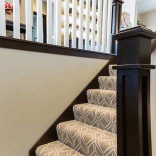 Modelo de escalera en U, tradicional renovada, de tamaño medio, con escalones enmoquetados, contrahuellas enmoquetadas y barandilla de madera