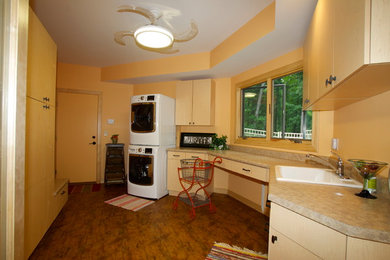 Laundry room - traditional laundry room idea in Chicago