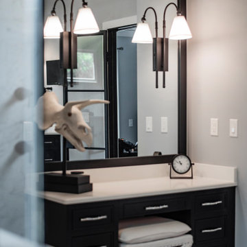 Black and white bathroom in Old Hickory