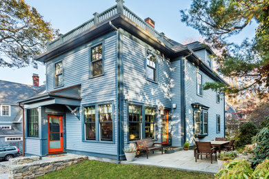 Ejemplo de fachada de casa azul clásica de tamaño medio de dos plantas con revestimiento de aglomerado de cemento y tablilla