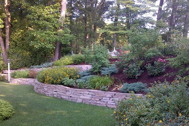 Design ideas for a traditional landscaping in Grand Rapids.