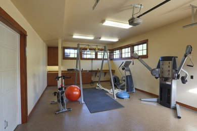 Example of a trendy home gym design in Portland