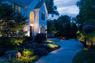 Design ideas for a mid-sized front yard landscaping in Other.