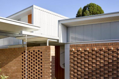 Design ideas for a midcentury home design in Brisbane.