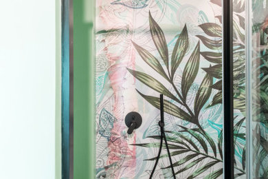Ispirazione per un piccolo bagno di servizio contemporaneo con pareti multicolore e carta da parati