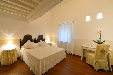Esempio di una camera da letto country