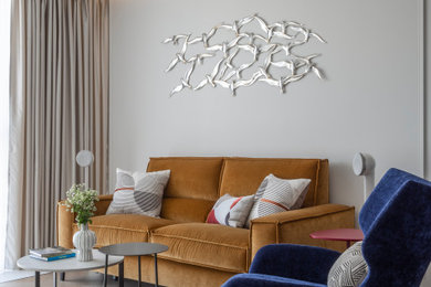 Стильный дизайн: гостиная комната среднего размера в современном стиле с паркетным полом среднего тона, телевизором на стене и зоной отдыха - последний тренд