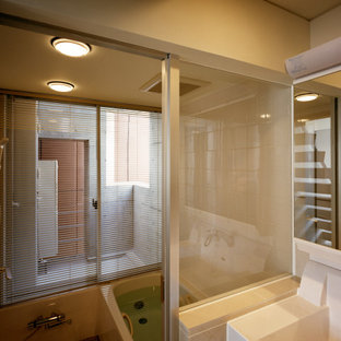 Modernes Badezimmer En Suite mit Kassettenfronten, weißen Schränken, Eckbadewanne, weißer Wandfarbe, Unterbauwaschbecken, weißer Waschtischplatte, Einzelwaschbecken, freistehendem Waschtisch und Holzdielendecke in Tokio