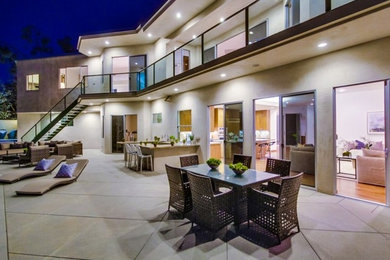 Patio - contemporary patio idea in Los Angeles