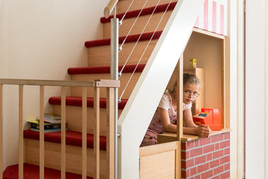 Gerade, Kleine Eklektische Treppe mit Teppich-Treppenstufen, Holz-Setzstufen und Mix-Geländer in Hamburg