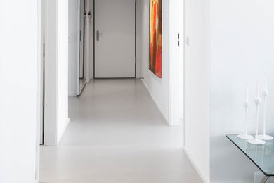 Moderner Flur mit Betonboden in Hannover