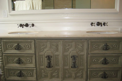 Example of a classic bathroom design in San Diego