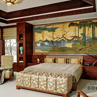 Ispirazione per una grande camera matrimoniale etnica con pareti marroni e moquette