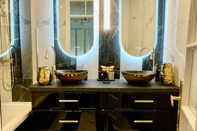 Cette photo montre une salle de bain chic.