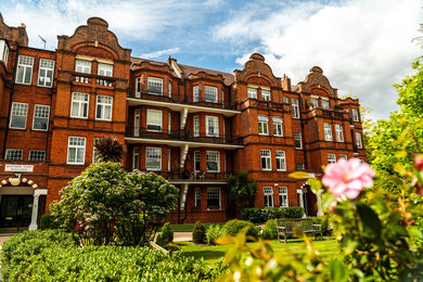 ロンドンにある高級なヴィクトリアン調のおしゃれな家の外観 (レンガサイディング、アパート・マンション) の写真