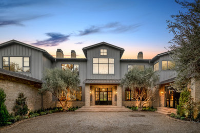 Cottage exterior home idea in Los Angeles