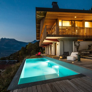 グルノーブルの長方形ラスティックスタイルのおしゃれな前庭プール (デッキ材舗装) の写真