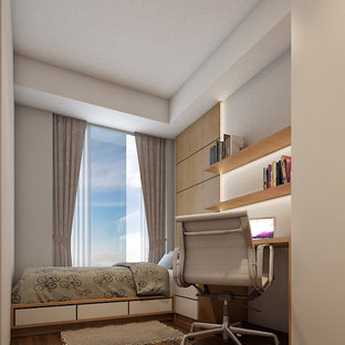 Kleines Modernes Hauptschlafzimmer mit brauner Wandfarbe, Laminat, Hängekamin, Kaminumrandung aus Backstein und braunem Boden in Sonstige