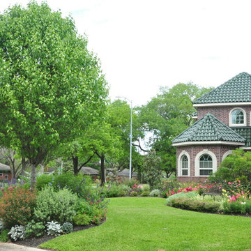 Cottoage style front yard in Braeswood Place
