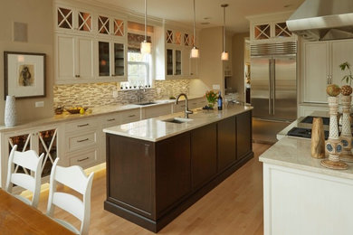 Inspiration for a contemporary kitchen remodel in Milwaukee