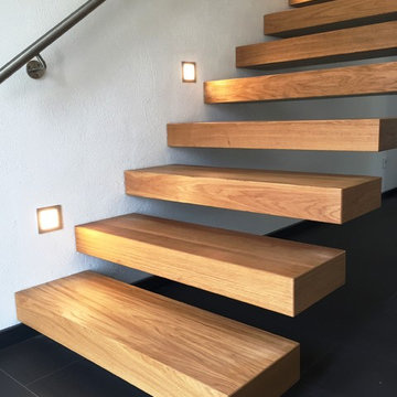 Kragarmtreppe mit Edelstahlgeländer