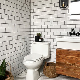 Ispirazione per una stanza da bagno padronale moderna di medie dimensioni con consolle stile comò, ante in legno scuro, vasca con piedi a zampa di leone, zona vasca/doccia separata, WC monopezzo, piastrelle bianche, piastrelle in ceramica, pareti bianche, pavimento con piastrelle in ceramica, lavabo rettangolare, top in legno, pavimento bianco e doccia aperta