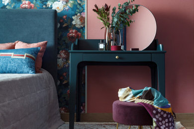 Стильный дизайн: хозяйская спальня среднего размера в современном стиле с разноцветными стенами, полом из винила, обоями на стенах и акцентной стеной - последний тренд