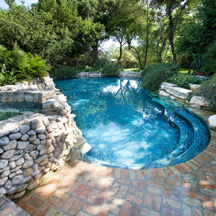 オースティンの中サイズのオーダーメイドラスティックスタイルのおしゃれなプール (レンガ敷き) の写真