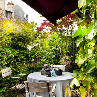 パリのエクレクティックスタイルのおしゃれなデッキ (壁面緑化、オーニング・日よけ) の写真