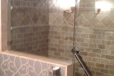 Ejemplo de cuarto de baño minimalista de tamaño medio con ducha a ras de suelo y baldosas y/o azulejos de piedra
