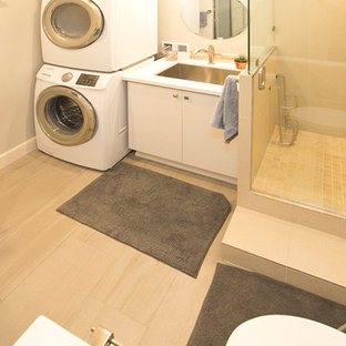 Ispirazione per una stanza da bagno con doccia contemporanea di medie dimensioni con ante lisce, ante bianche, doccia ad angolo, piastrelle beige, piastrelle in gres porcellanato, pareti grigie, parquet chiaro, lavabo sottopiano, top in quarzo composito, pavimento beige, porta doccia a battente e top bianco