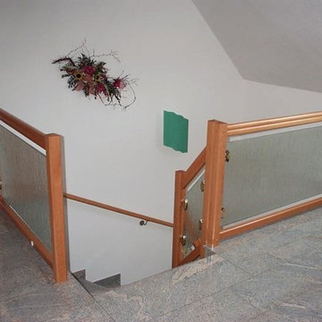 Treppe, Geländer aus Holz und Glas