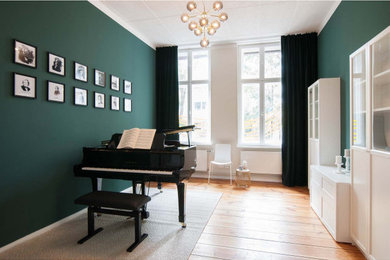 Mittelgroßes Klassisches Wohnzimmer mit weißer Wandfarbe und braunem Boden in Sonstige