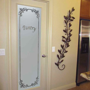 Zweizeilige, Große Stilmix Küche mit Vorratsschrank, Einbauwaschbecken, profilierten Schrankfronten, hellbraunen Holzschränken, Granit-Arbeitsplatte, Küchenrückwand in Beige, Rückwand aus Stein, Küchengeräten aus Edelstahl, Keramikboden und Kücheninsel in Sonstige