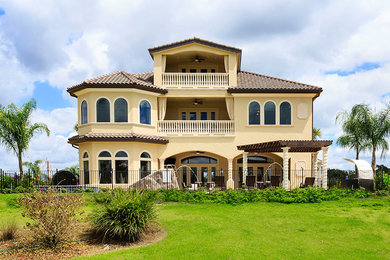 Design ideas for a transitional home design in Orlando.