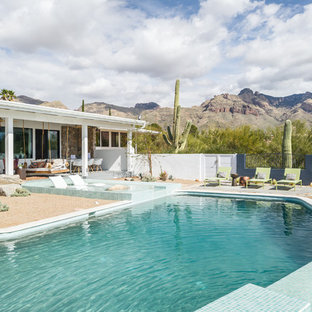 フェニックスの中サイズのオーダーメイドミッドセンチュリースタイルのおしゃれなプール (真砂土舗装) の写真