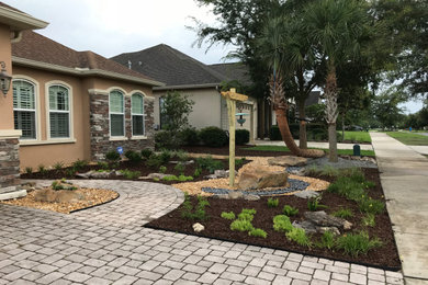Design ideas for a traditional landscaping in Miami.
