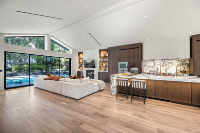 Example of a living room design in Los Angeles