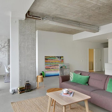 Grene i stuen og kunst på gulvet