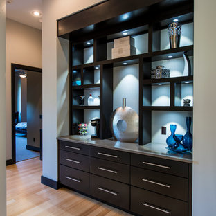 Foto di un piccolo ingresso o corridoio minimalista con pareti bianche e pavimento in bambù