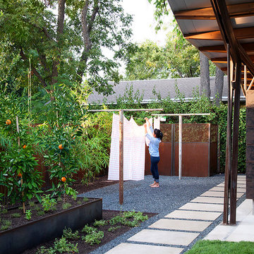 Hyde Park Getaway - Path & Garden