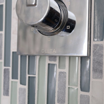 Muntzer Residence Bright Master Bathroom