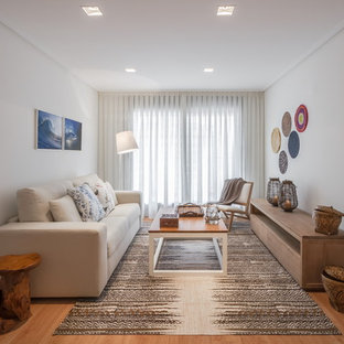 Modelo de salón para visitas cerrado, mediterráneo, pequeño, sin chimenea y televisor, con paredes beige y suelo de madera en tonos medios