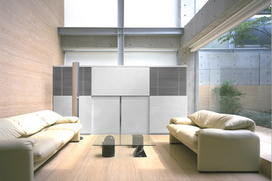 Imagen de salón abierto, blanco y beige y blanco minimalista de tamaño medio con paredes beige, televisor retractable, suelo beige, machihembrado y piedra