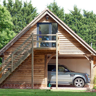 Idée de décoration pour un garage pour une voiture séparé tradition avec un bureau, studio ou atelier.