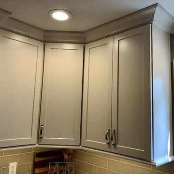 Bettendorf, IA Dura Surpeme Cabinets Linen White Cambria Berwyn