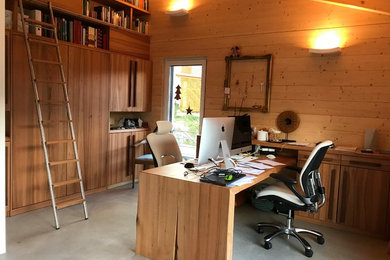 Großes Country Arbeitszimmer ohne Kamin mit Studio, Betonboden, Einbau-Schreibtisch und grauem Boden in Nürnberg