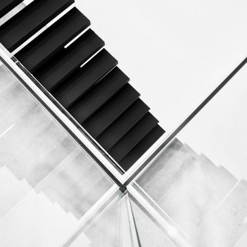 Kragarmtreppe in matt schwarz mit Weißglas