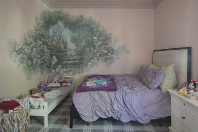 Inspiration for a small traditional kids' bedroom for kids 4-10 years old and girls in Los Angeles with pink walls, carpet and grey floor.