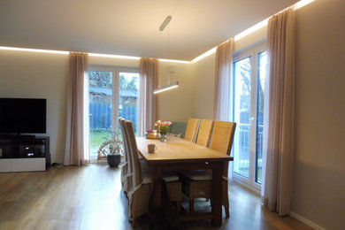 Offenes, Mittelgroßes Country Esszimmer mit beiger Wandfarbe, Vinylboden, braunem Boden und Tapetenwänden in Frankfurt am Main